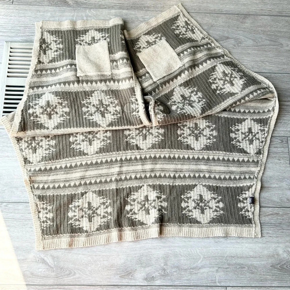 Kerisma Pure Lambswool  Aztec Poncho - Picture 8 of 12